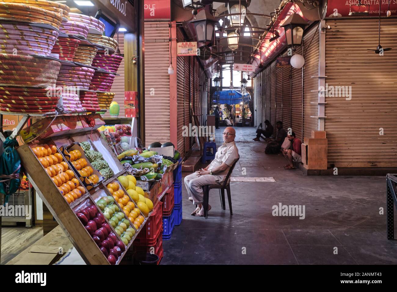 Vista interna del mercato di Crawford o del mercato Mahatma Jyotiba Phule, un mercato di frutta e verdura di epoca coloniale a Mumbai, India Foto Stock