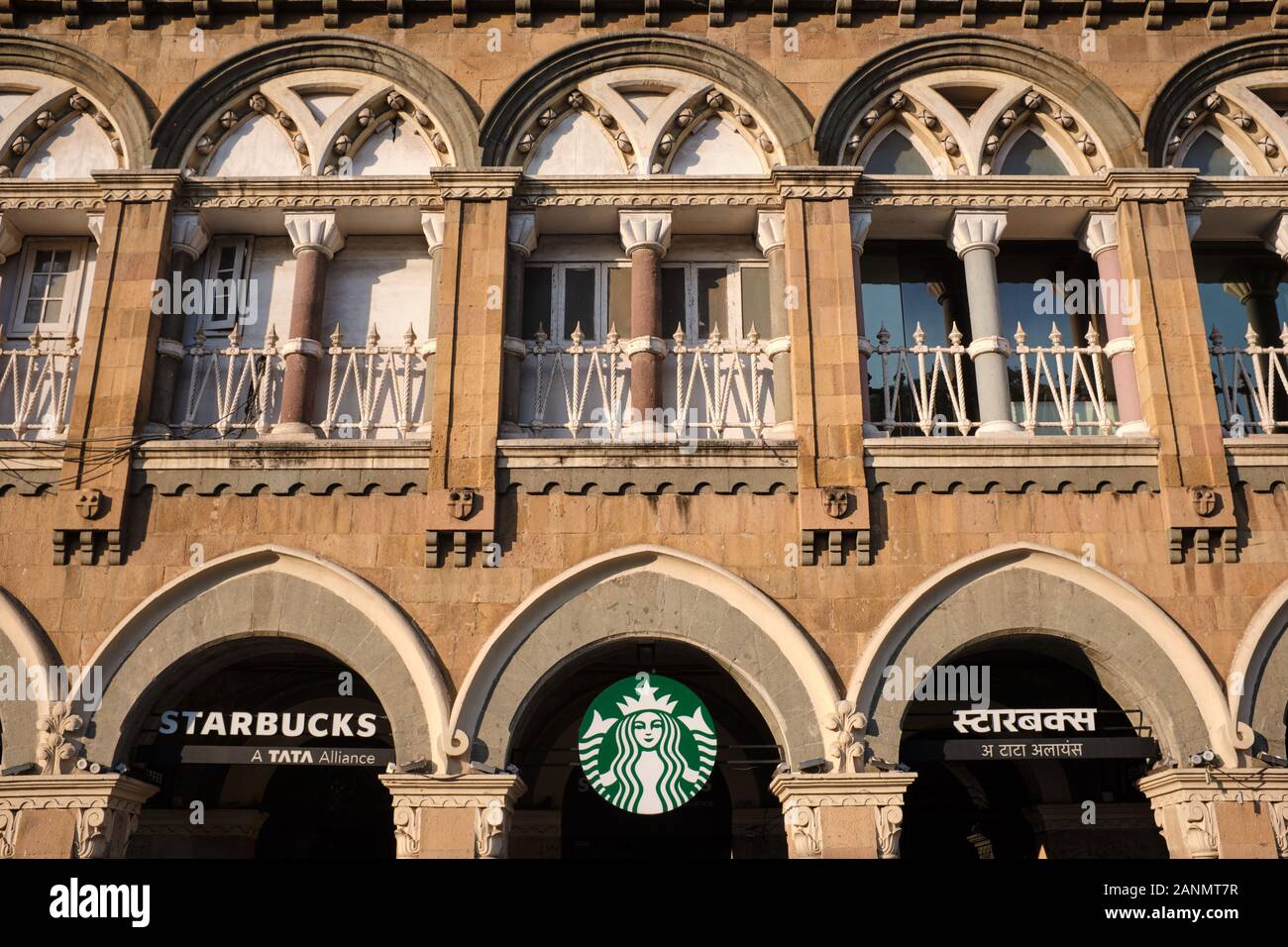 Vista parziale dello stile di palazzo, l'Elphinstone, di proprietà di Tata, si trova a Veer Nariman Rd., Horniman Circle, Fort, Mumbai, e ospita un punto vendita Starbucks Foto Stock