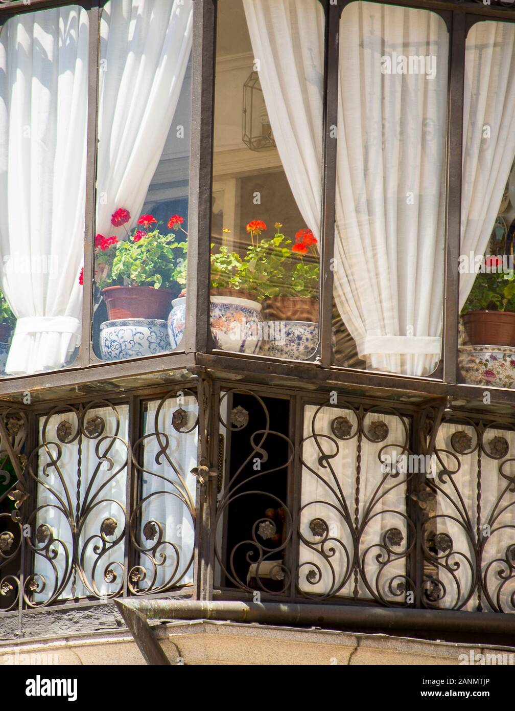 Cavalletto di fiori in un ferro battuto balcone in Sevilla,Spagna Foto  stock - Alamy