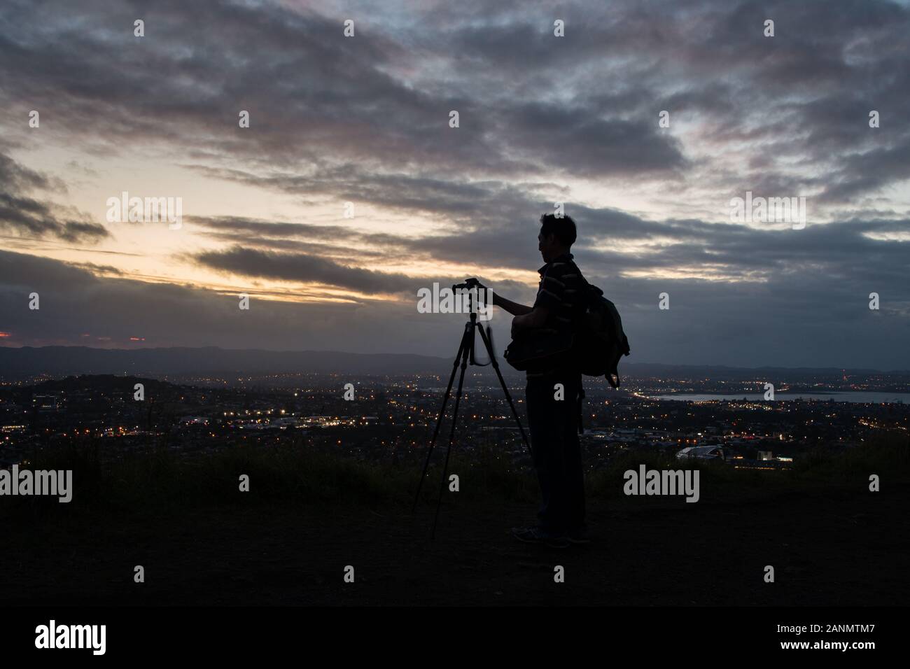 Fotografo prendendo le foto del tramonto sul monte Eden Auckland Foto Stock
