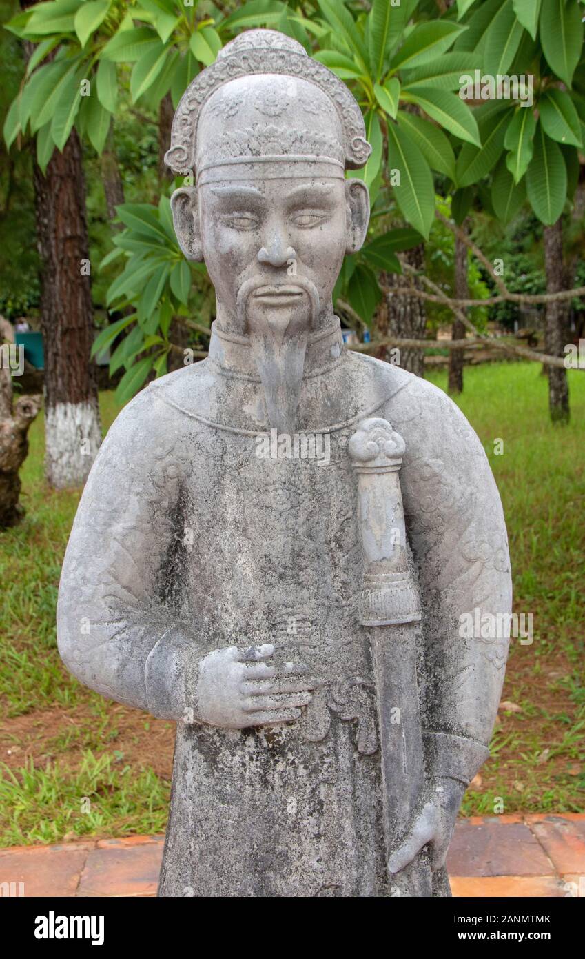 Sculture raffiguranti guerrieri della tomba imperiale di Minh Mang in tinta, Vietnam Foto Stock