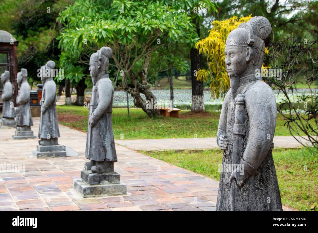 Sculture raffiguranti guerrieri della tomba imperiale di Minh Mang in tinta, Vietnam Foto Stock