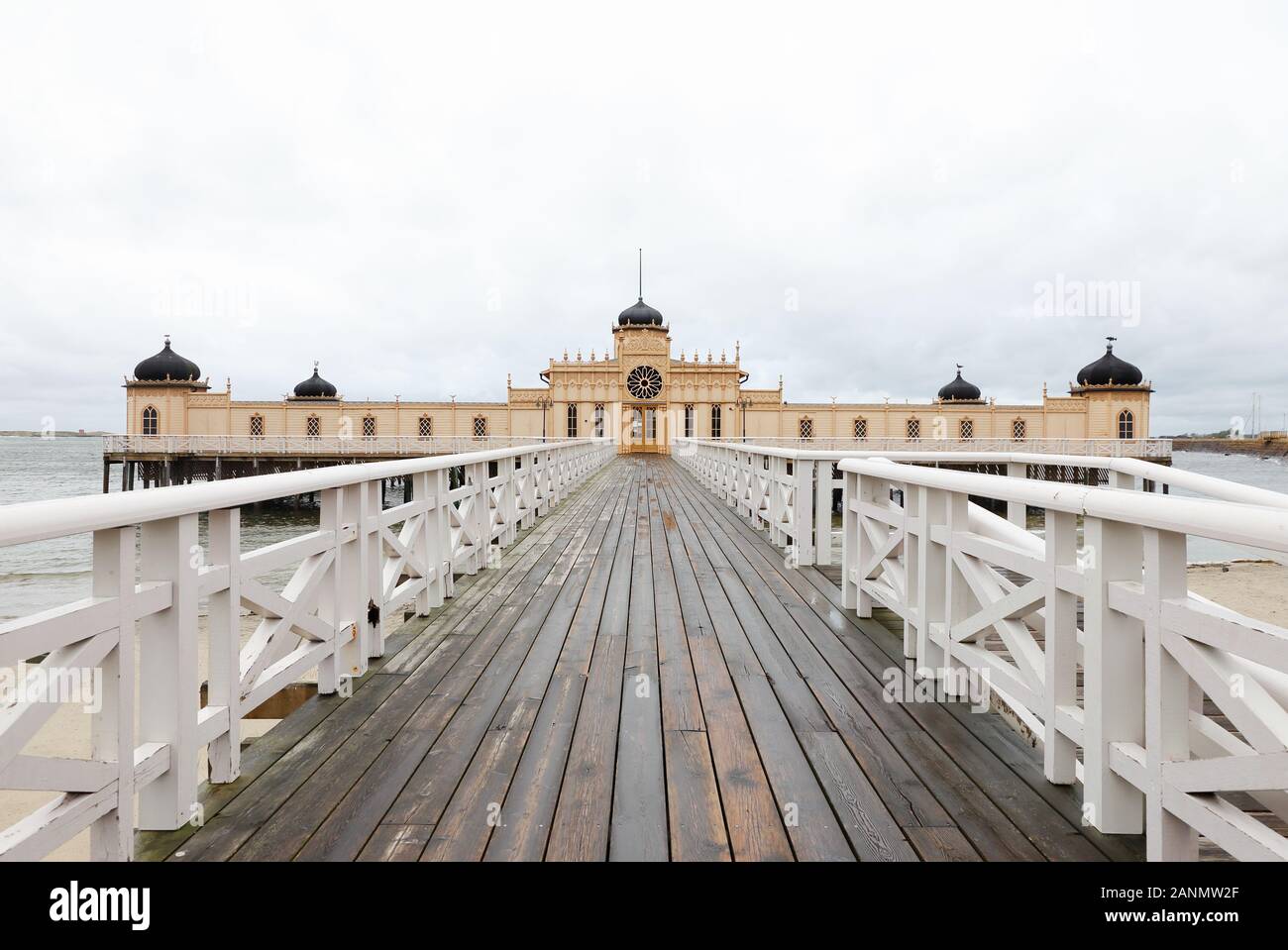 Varberg, Svezia - 3 Settembre 2019: Il Varberg open-air bath house edificio vista anteriore. Foto Stock