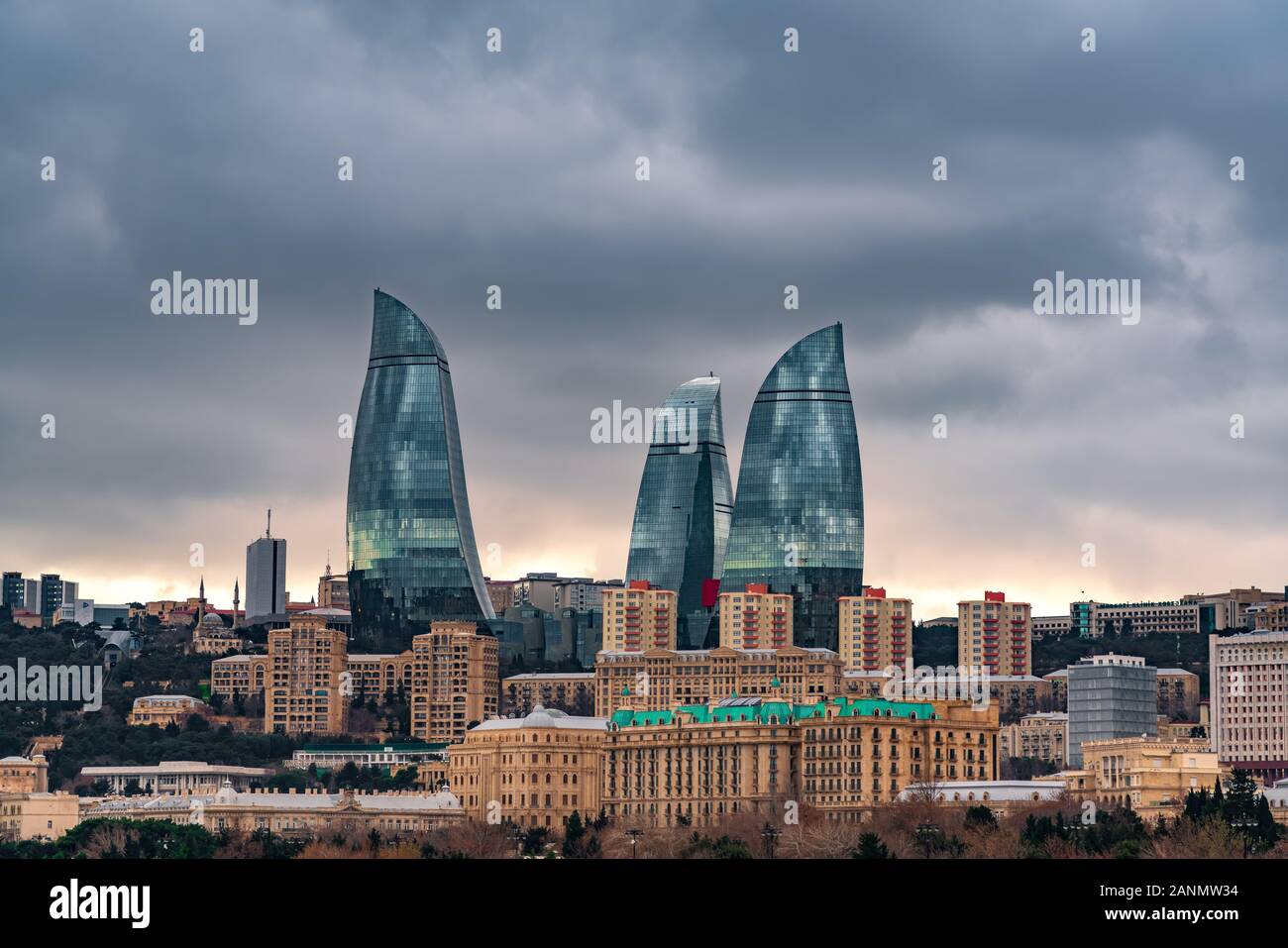 Vista delle torri a fiamma, città di Baku Foto Stock