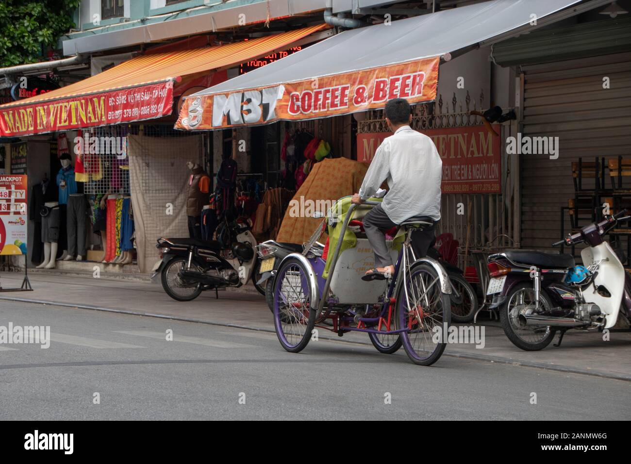 A Hue - Vietnam - agosto 2019 - un uomo su una bici nella città vecchia Foto Stock