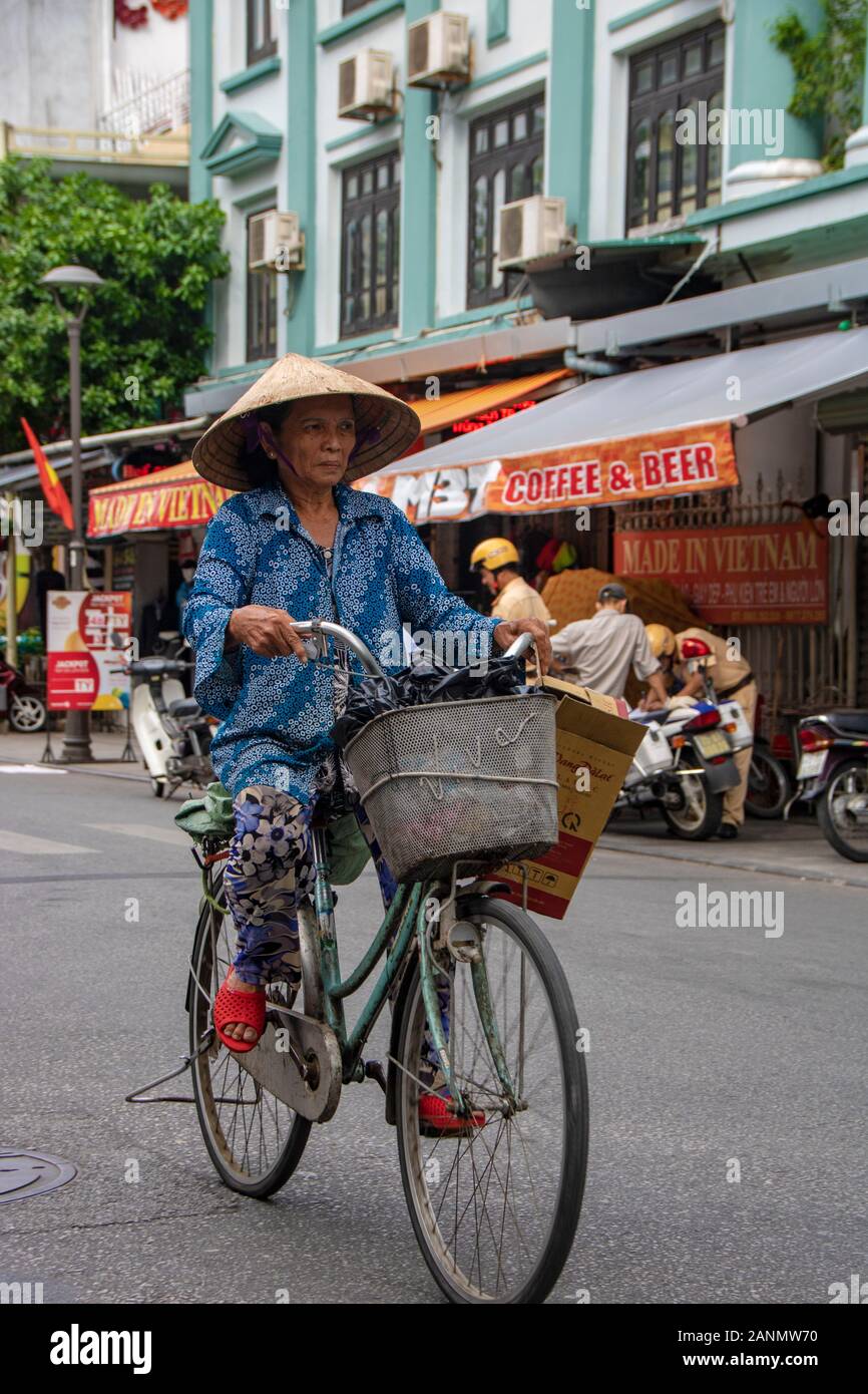 A Hue - Vietnam - agosto 2019 - donna su una bici nella città vecchia Foto Stock