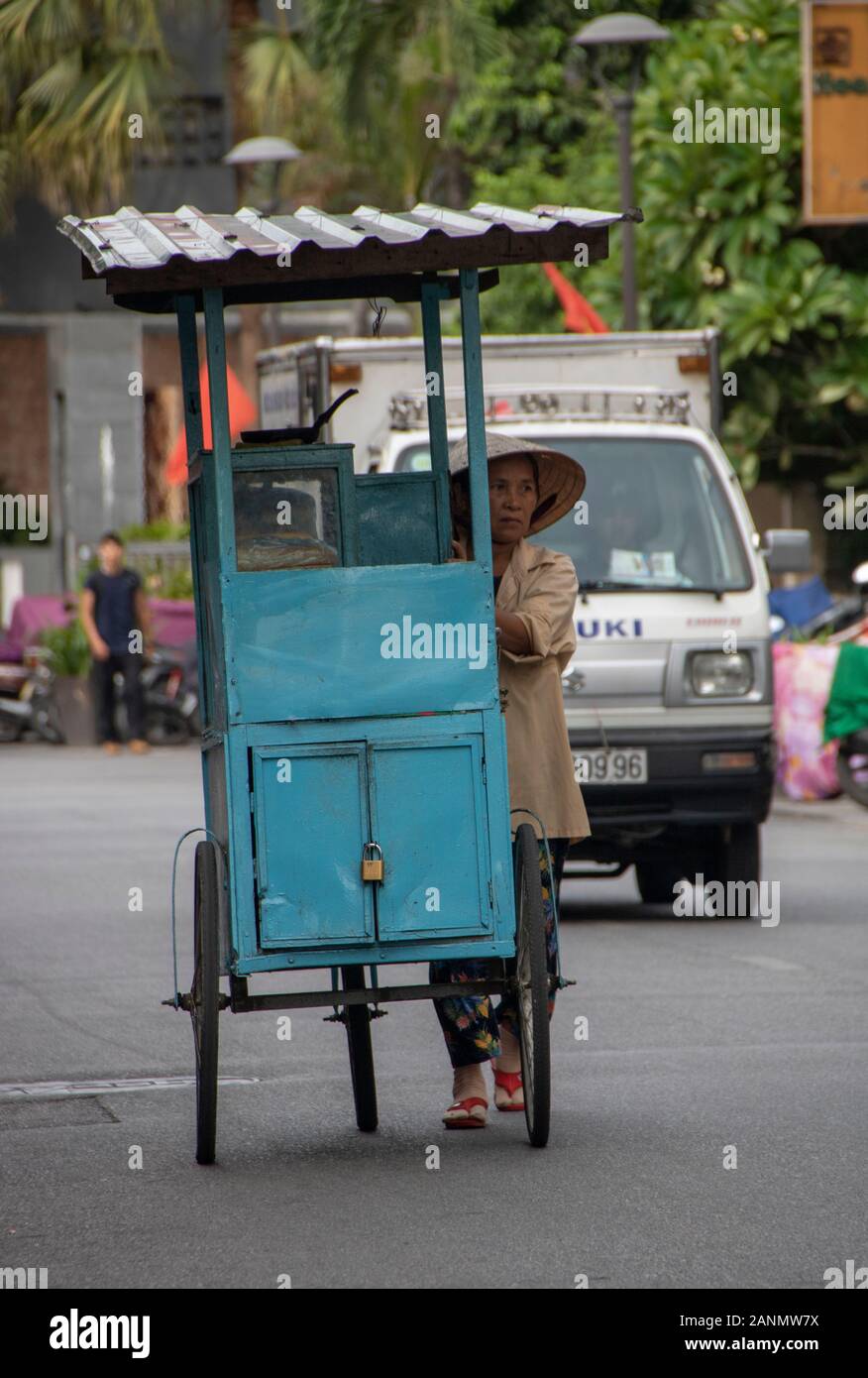 A Hue - Vietnam - agosto 2019 - donna su una bici nella città vecchia Foto Stock