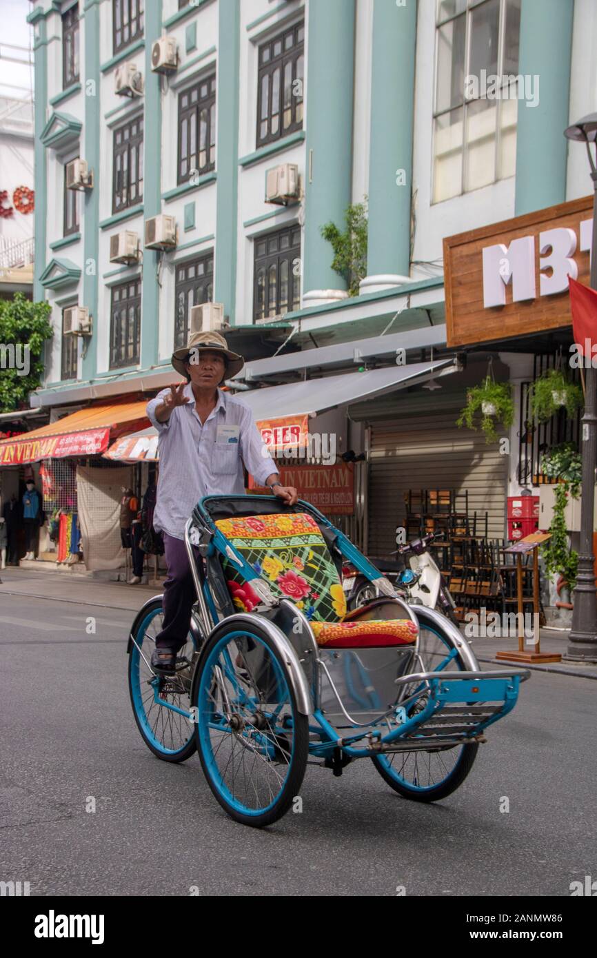 A Hue - Vietnam - agosto 2019 - uomo alla guida di un rickshaw nella città vecchia Foto Stock