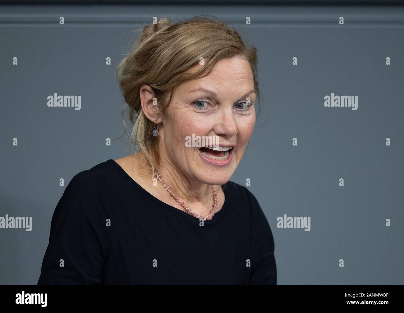 Berlino, Germania. Xvii gen, 2020. Sonja Amalie Steffen (SPD) parla durante la discussione del Bundestag sessione sul tema "Investimenti di sviluppo sostenibile in Germania". Credito: Soeren Stache/dpa-Zentralbild/dpa/Alamy Live News Foto Stock