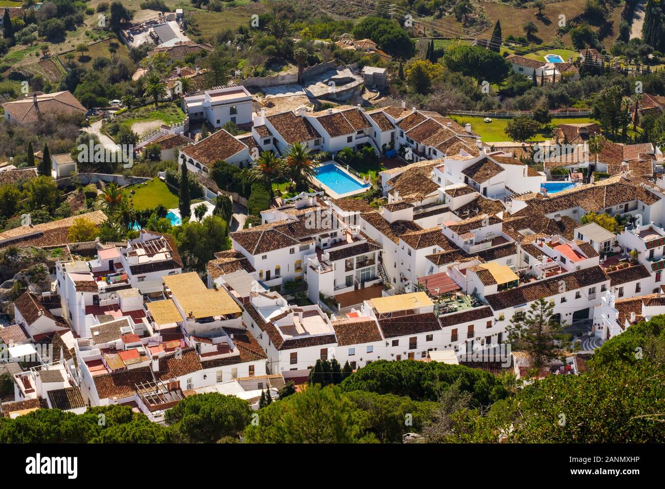 Vista panoramica, edilizia residenziale complesso residenziale con piscina, bianco villaggio di Mijas. Costa del Sol, provincia di Malaga, Andalusia meridionale. Spagna europa Foto Stock