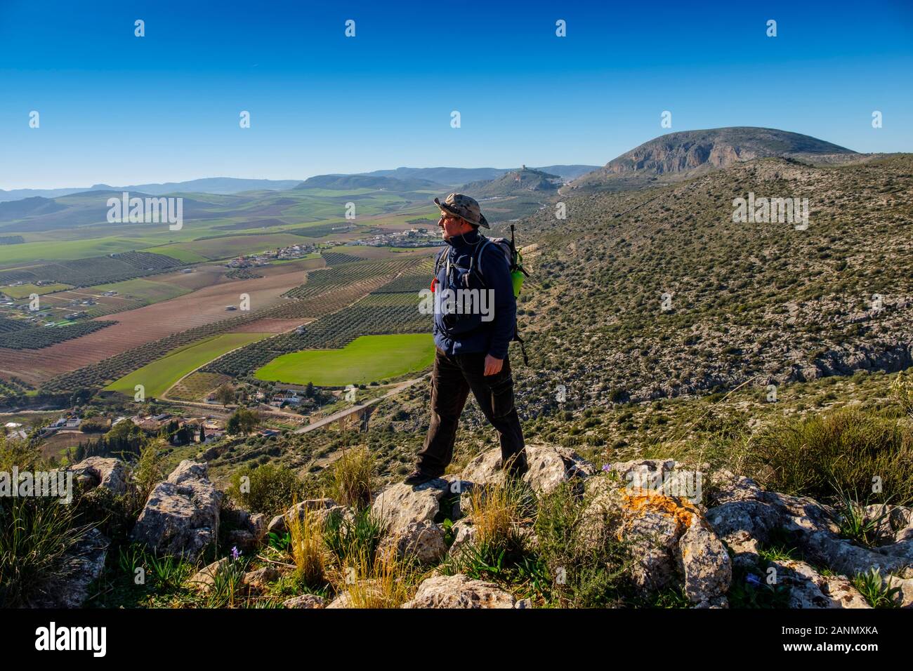 Escursionista facendo una passeggiata nella natura. Ambiente natura parco naturale di Ardales. Provincia di Malaga, Andalusia meridionale. Spagna europa Foto Stock