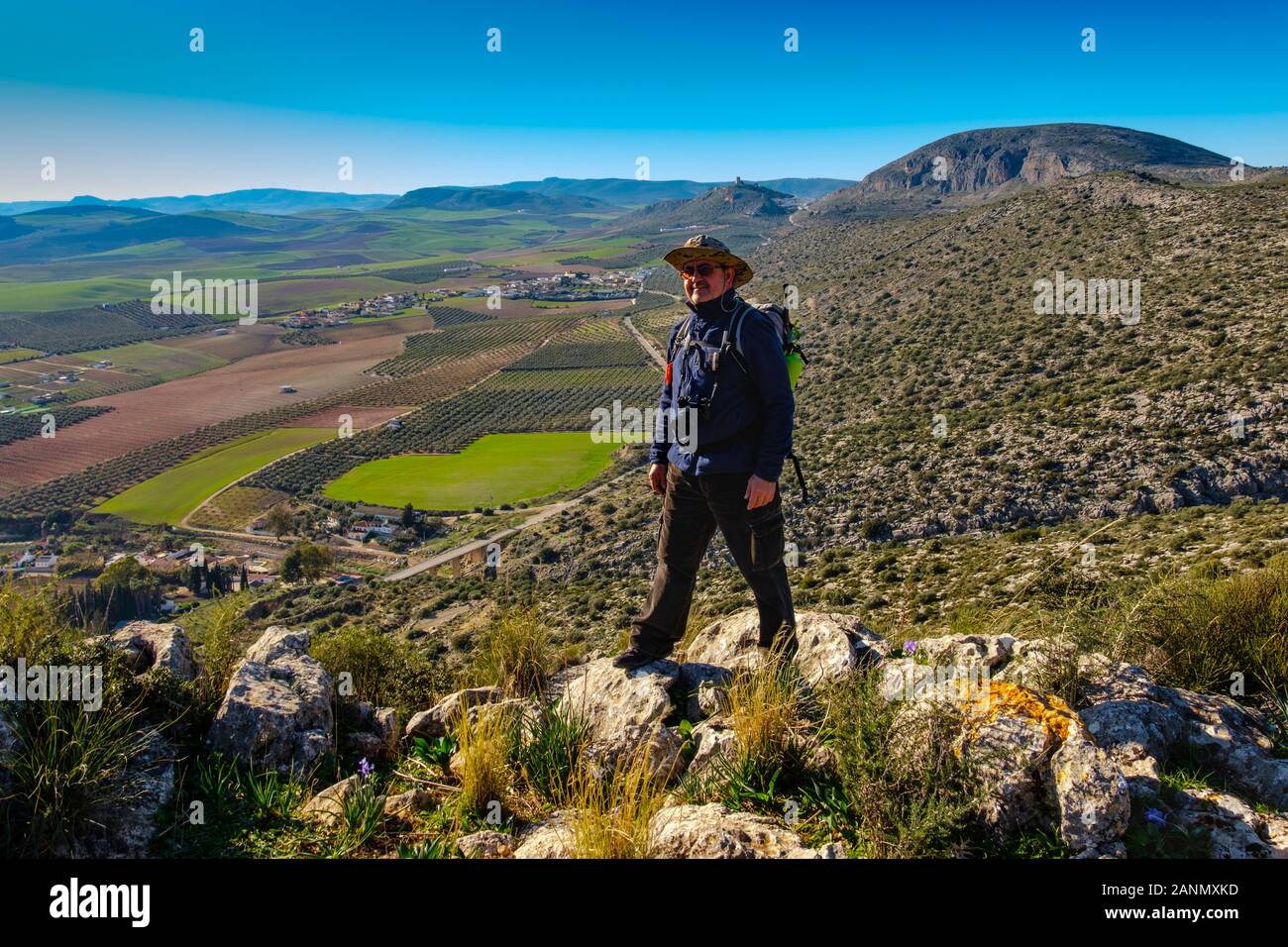 Escursionista facendo una passeggiata nella natura. Ambiente natura parco naturale di Ardales. Provincia di Malaga, Andalusia meridionale. Spagna europa Foto Stock