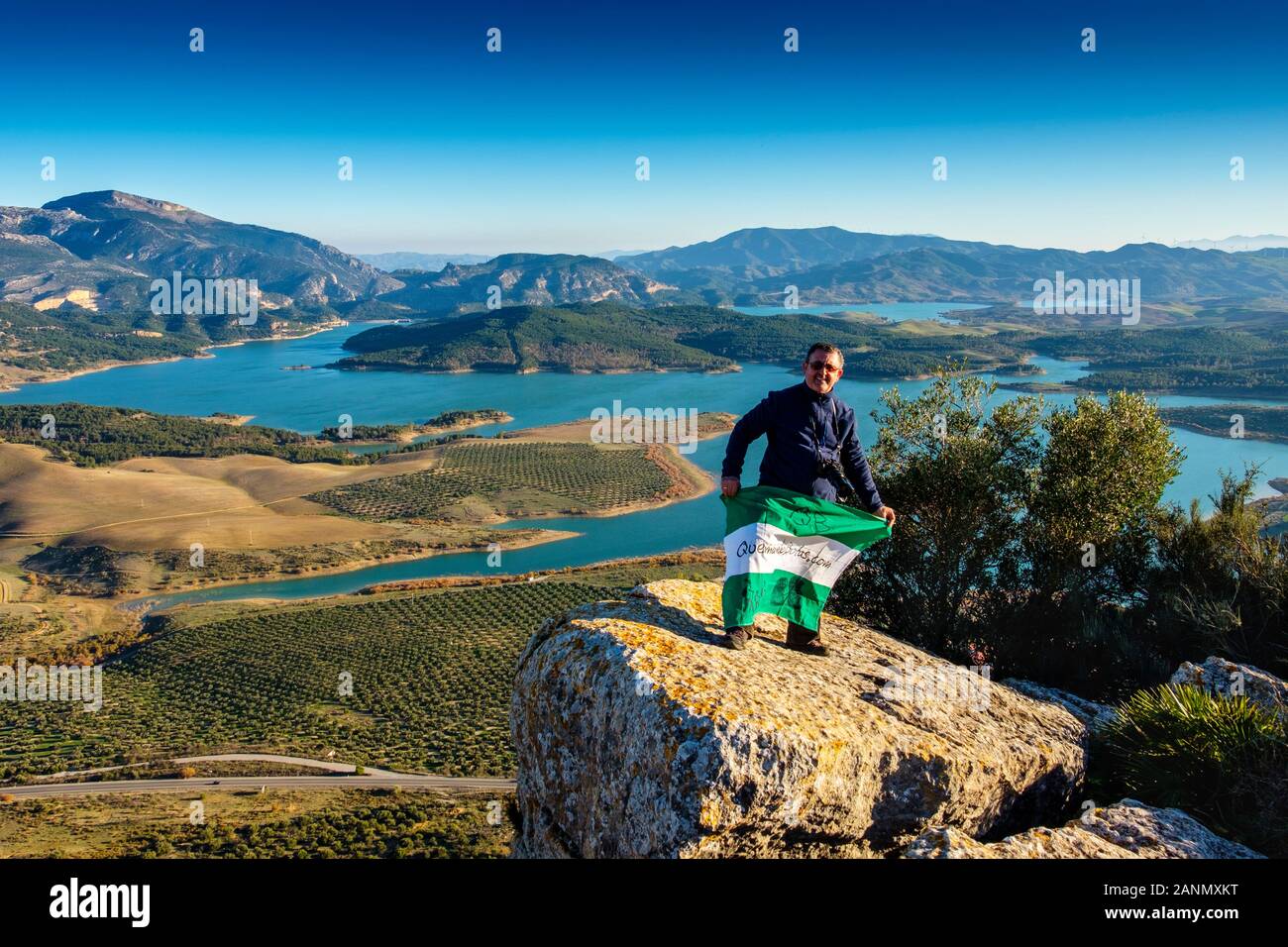 Escursionista facendo una passeggiata nella natura. I tre serbatoi, Conte di Guadalhorce, Guadalhorce e Guadalteba. Ambiente natura parco naturale di Ardales. Malaga Foto Stock
