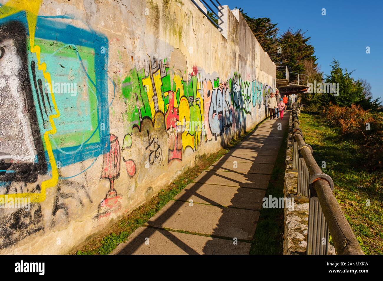 Urban graffiti. Senda del Parque Mataleñas, Santander. Cantabria Spagna del nord. Europa Foto Stock