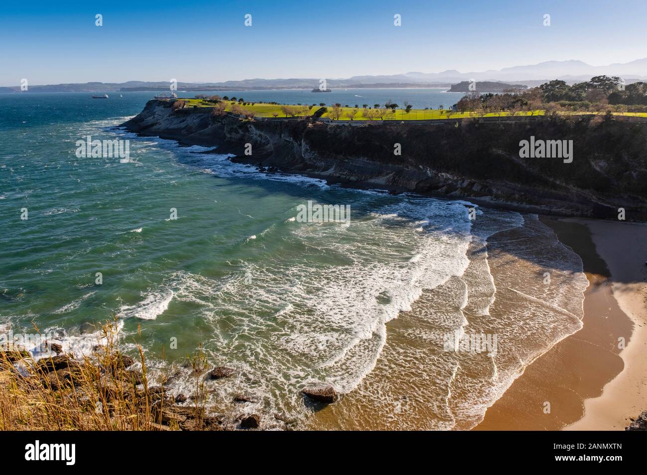 Spiaggia di Mataleñas, cabo Menor. Santander, Mare Cantabrico. Cantabria Spagna del nord. Europa Foto Stock