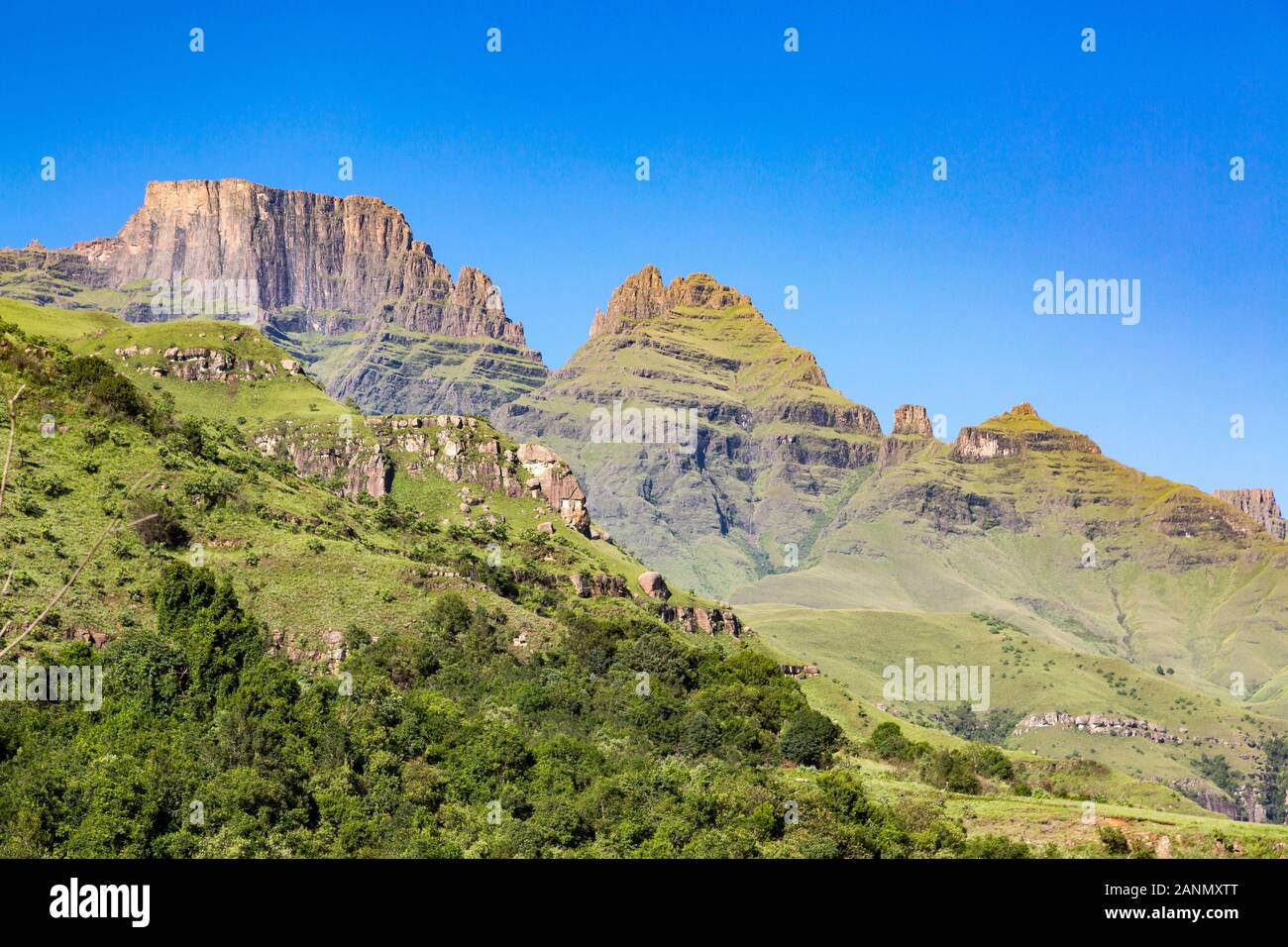 Monk's cruscotto, Champagne Castle e Cathkin Peak su un giorno d'estate e di sole e cielo blu, Drakensberg, Sud Africa Foto Stock