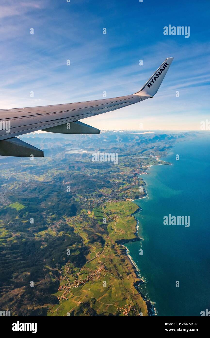 Piano volando sul mare della Costa Cantabria, Mare Cantabrico. Nel nord della Spagna. Europa Foto Stock