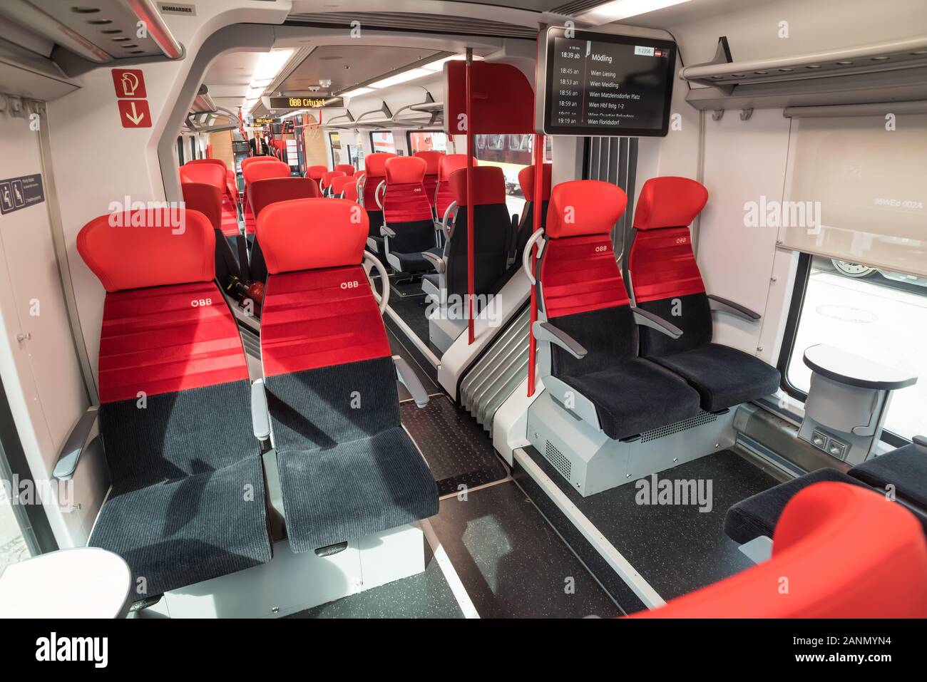 Innenraum eines Bombardier Nahverkehrszuges talento 3 Foto Stock