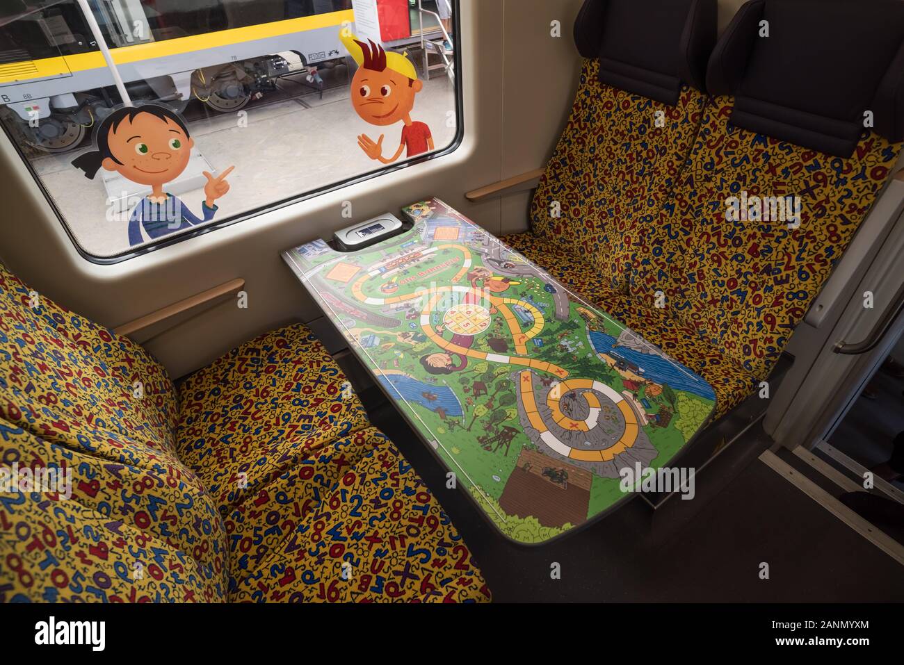 Kinderabteil in einem modernen Eisenbahnzug Foto Stock