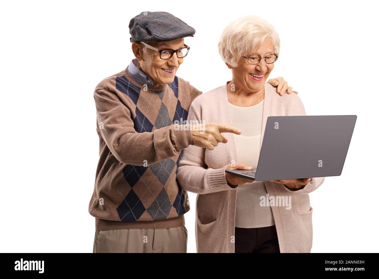Anziani l uomo e la donna che guarda un notebook computer isolati su sfondo bianco Foto Stock