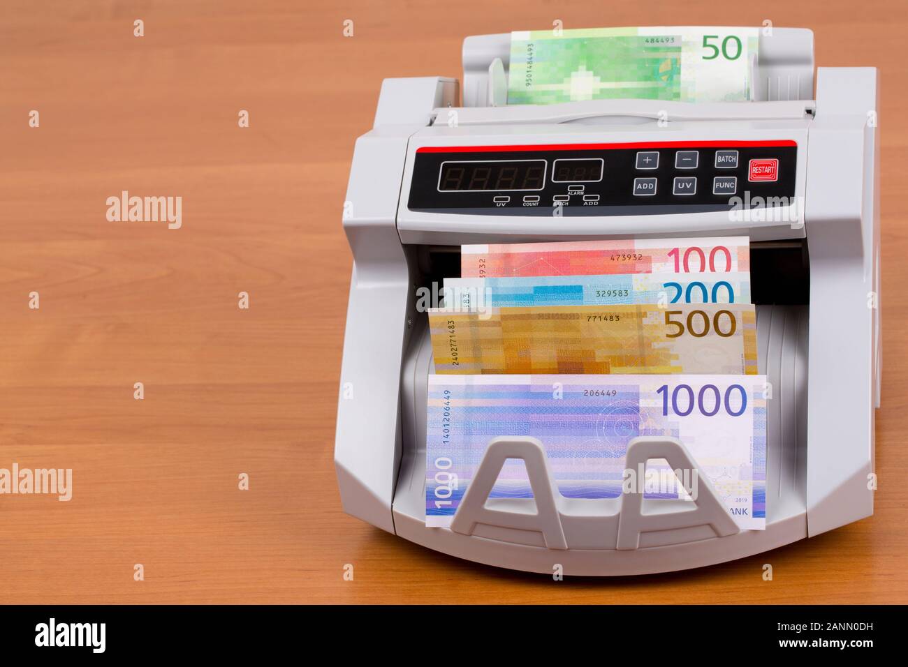 Denaro norvegese - Krone in una macchina di conteggio Foto Stock