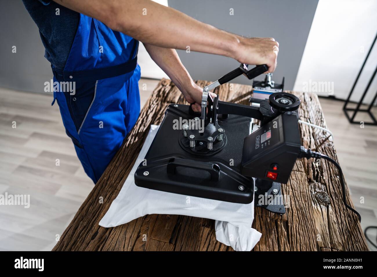 L'uomo Stampa su T Shirt in officina Foto Stock