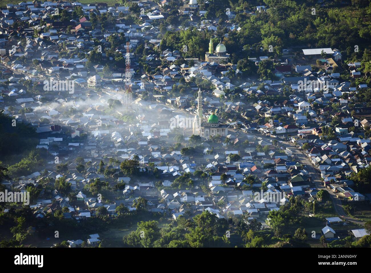 Vista da sopra, splendida vista aerea del Sembalun Villaggio illuminato a sunrise. Sembalun è situato sul pendio del monte Rinjani. Foto Stock