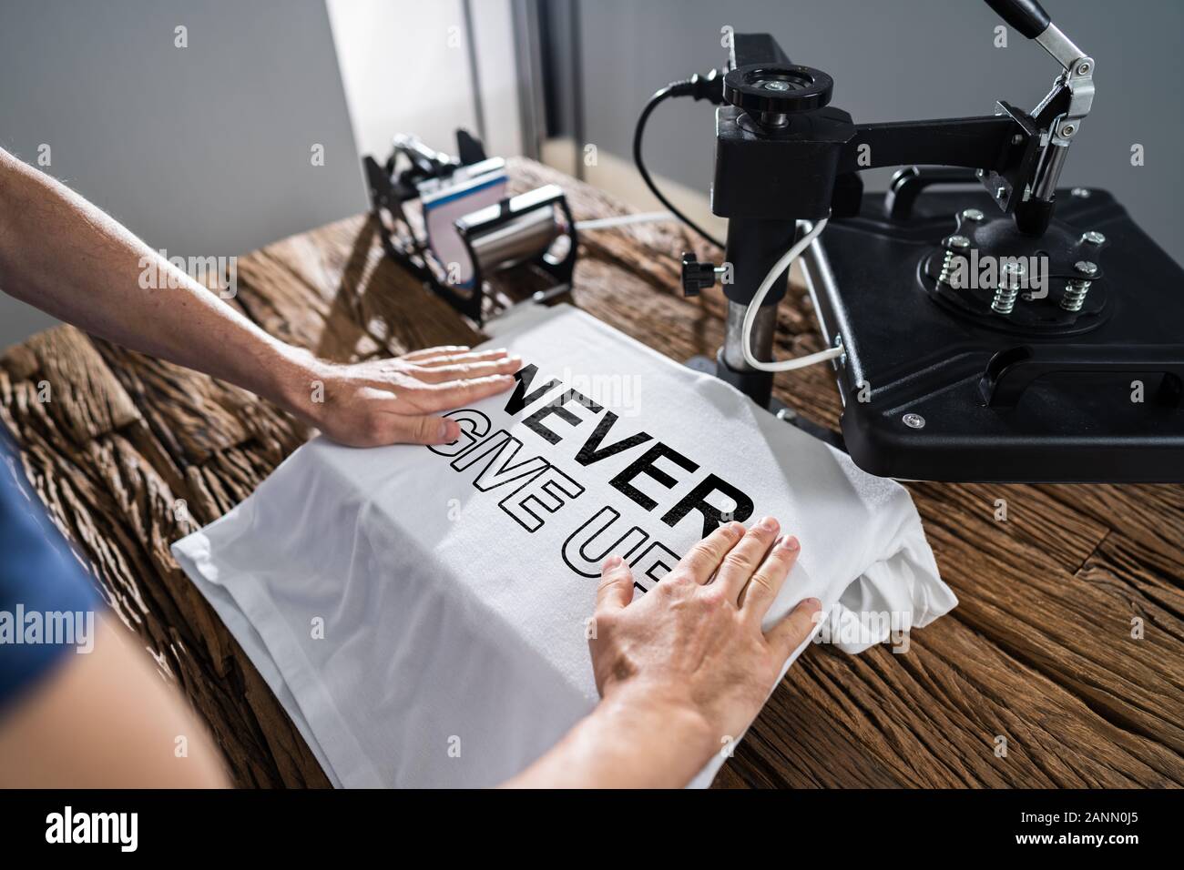 L'uomo Stampa su T Shirt in officina Foto Stock
