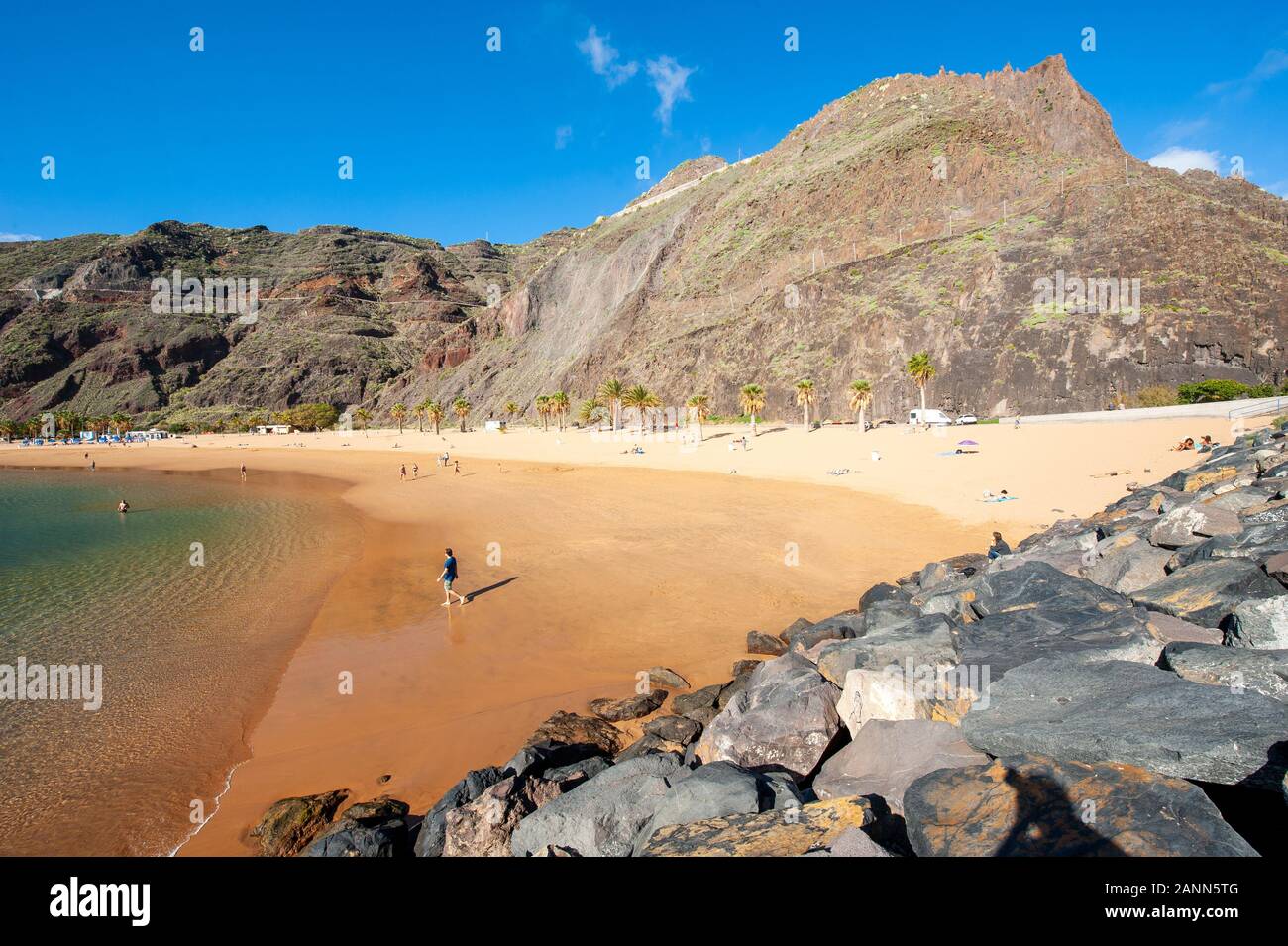 Playa de Las Teresitas è la più bella spiaggia dell'isola Canarie Tenerife. La sabbia bianca è stata spedita dal deserto del Sahara. Foto Stock