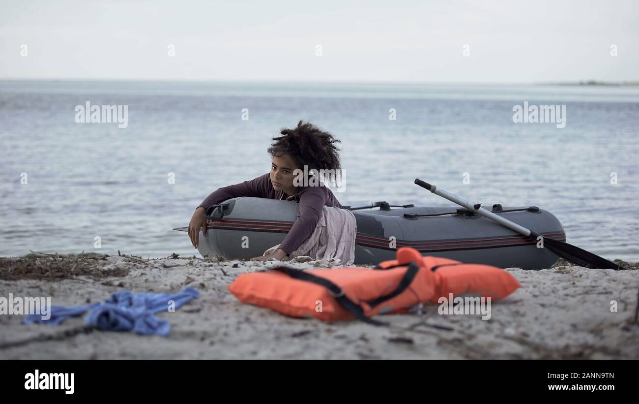 Addolorato donna giaceva in barca in attesa help, sopravvissuto tempesta, disastro naturale Foto Stock