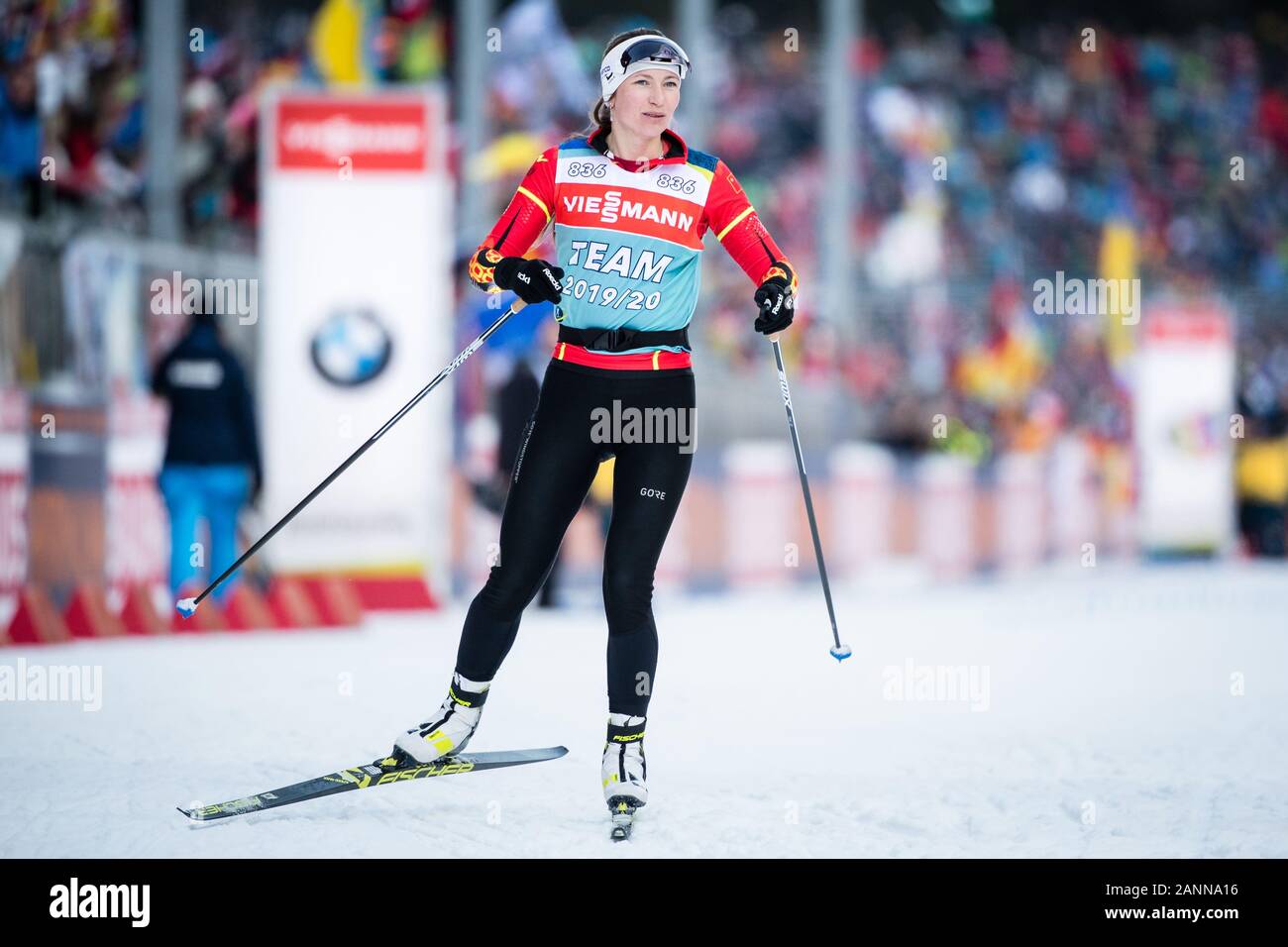 17 gennaio 2020, il Land della Baviera, Ruhpolding: Biathlon: World Cup, il relè 4 x 6 km, le donne di Chiemgau Arena. Darja Domratschawa, ex biatleta bielorusso e attuale allenatore nazionale della squadra cinese, in azione. Foto: Matthias esitano di fronte/dpa Foto Stock