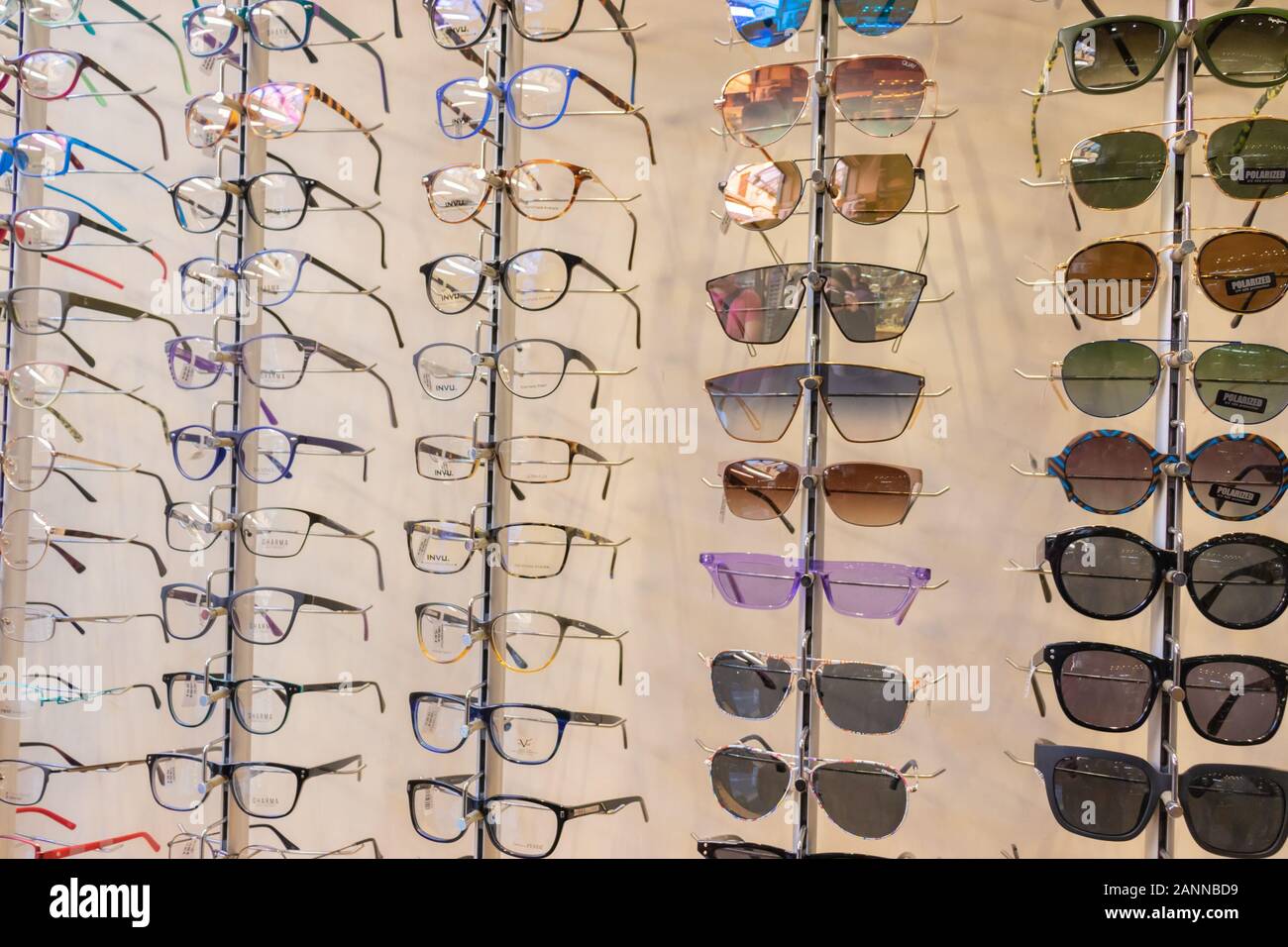 Occhiali da sole e gli occhiali da lettura in vendita in Atene su un  mercato locale in Grecia Foto stock - Alamy