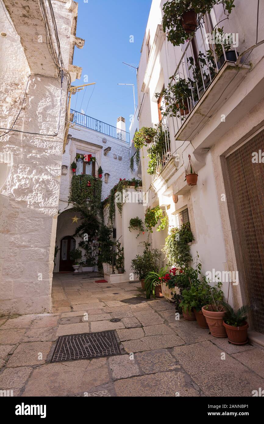 Tipico vicolo nel centro storico di Cisternino in Puglia (Italia) Foto Stock