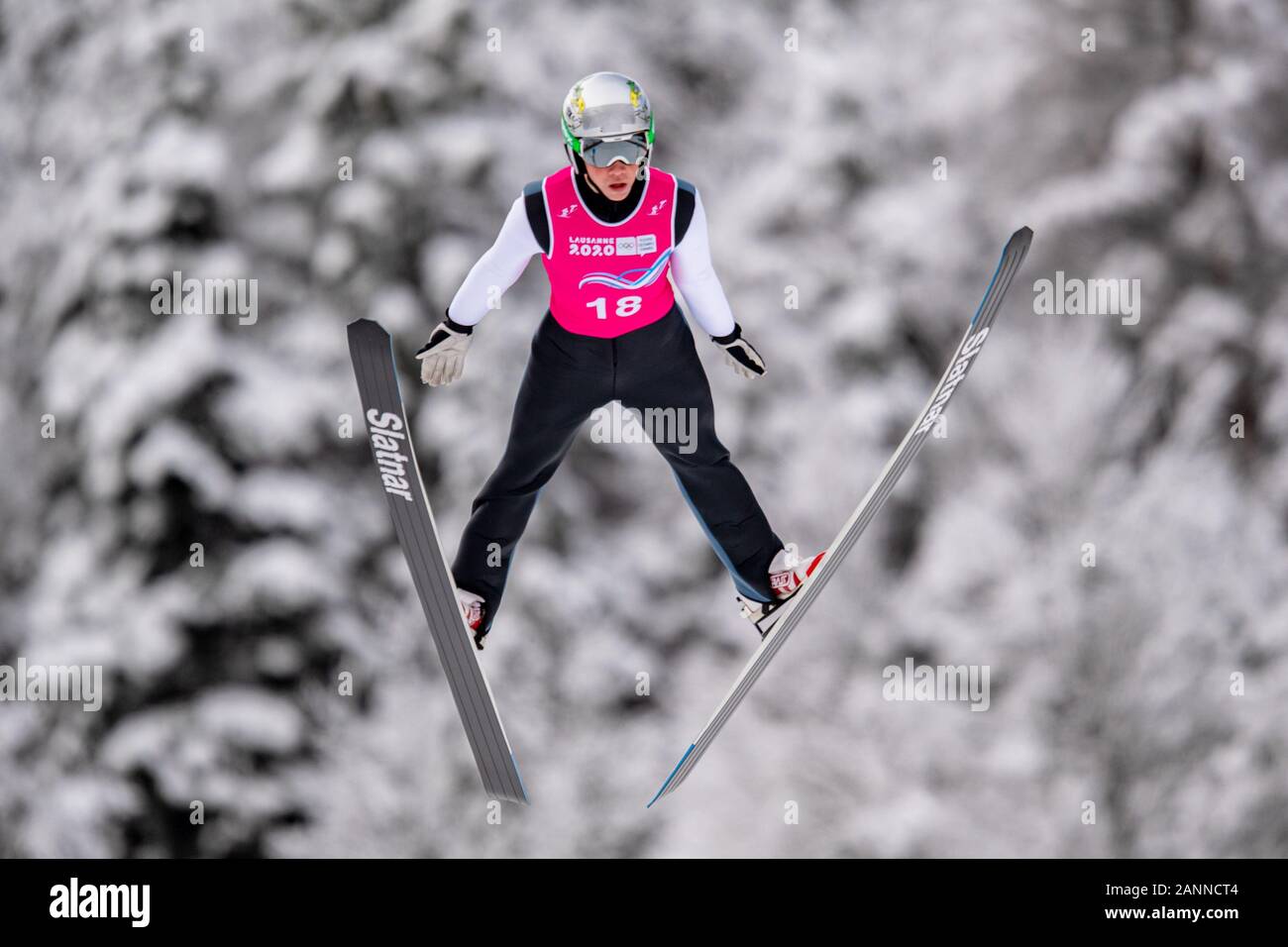 Losanna, Svizzera. 18th, 2020 gen. HLADNIK Matic (SLO) compete in combinata nordica: Uomini Individuale NH/6km Ski Jumping fase eliminatoria del concorso durante il Lausanne 2020 Olimpiadi della Gioventù a Les Tuffes Nordic Center su Sabato, 18 gennaio 2020. Losanna, Svizzera. Credito: Taka G Wu/Alamy Live News Foto Stock