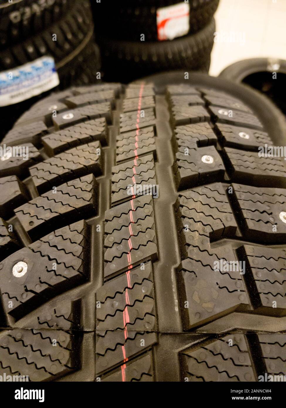 Pneumatico in gomma con prigionieri close-up, sfondo sfocato Foto Stock