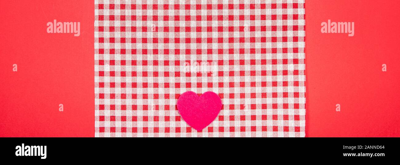 Banner con un punto rosso e bianco tessuto Vichy sfondo per il giorno di San Valentino con cuori rosa. il giorno di San Valentino del concetto. Foto Stock