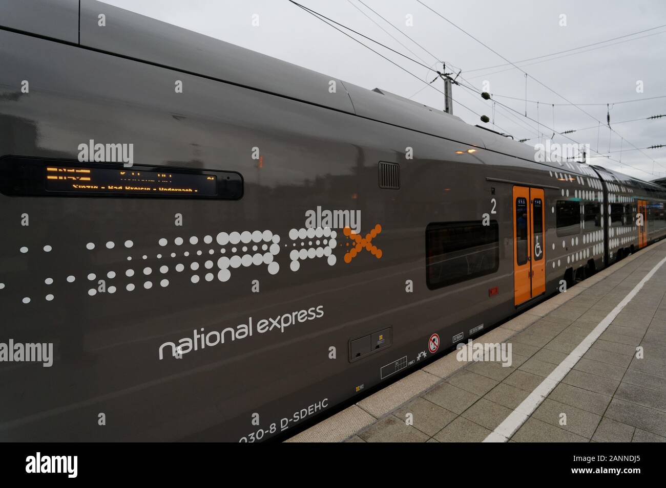 Colonia, Germania. Xvii gen, 2020. Un RRX treno della società ferroviaria National Express è parcheggiato nella stazione principale. Credito: Henning Kaiser/dpa/Alamy Live News Foto Stock