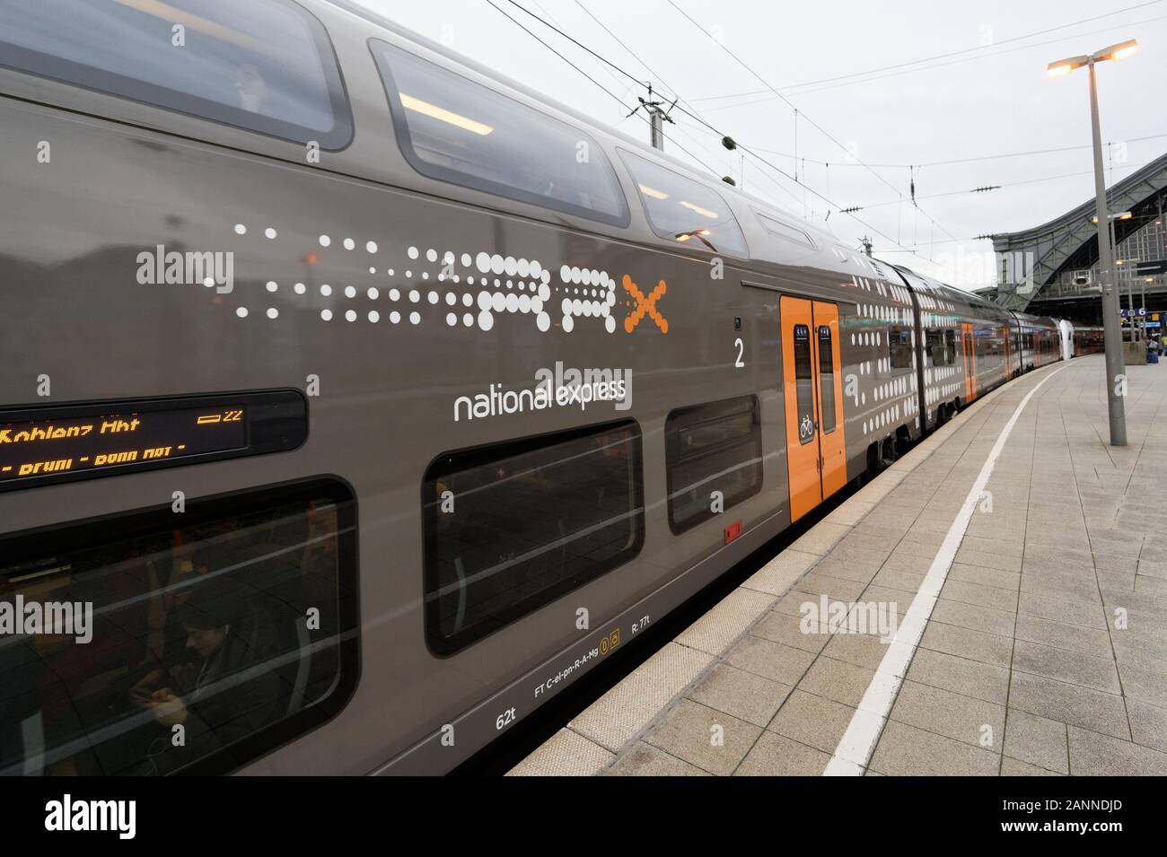 Colonia, Germania. Xvii gen, 2020. Un RRX treno della società ferroviaria National Express è parcheggiato nella stazione principale. Credito: Henning Kaiser/dpa/Alamy Live News Foto Stock