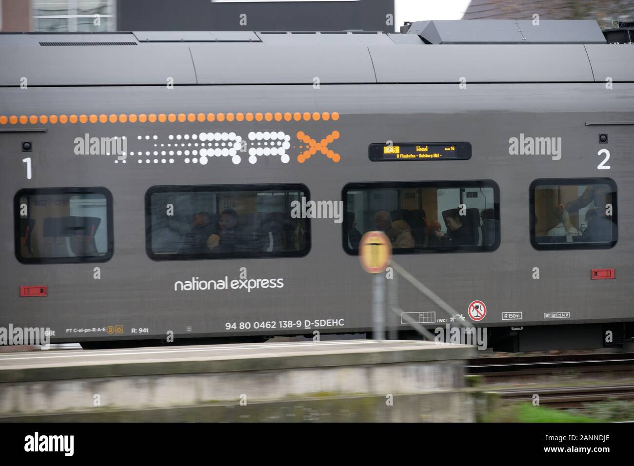 Colonia, Germania. Xvii gen, 2020. Un RRX treno della società ferroviaria National Express entra nella stazione principale. Credito: Henning Kaiser/dpa/Alamy Live News Foto Stock