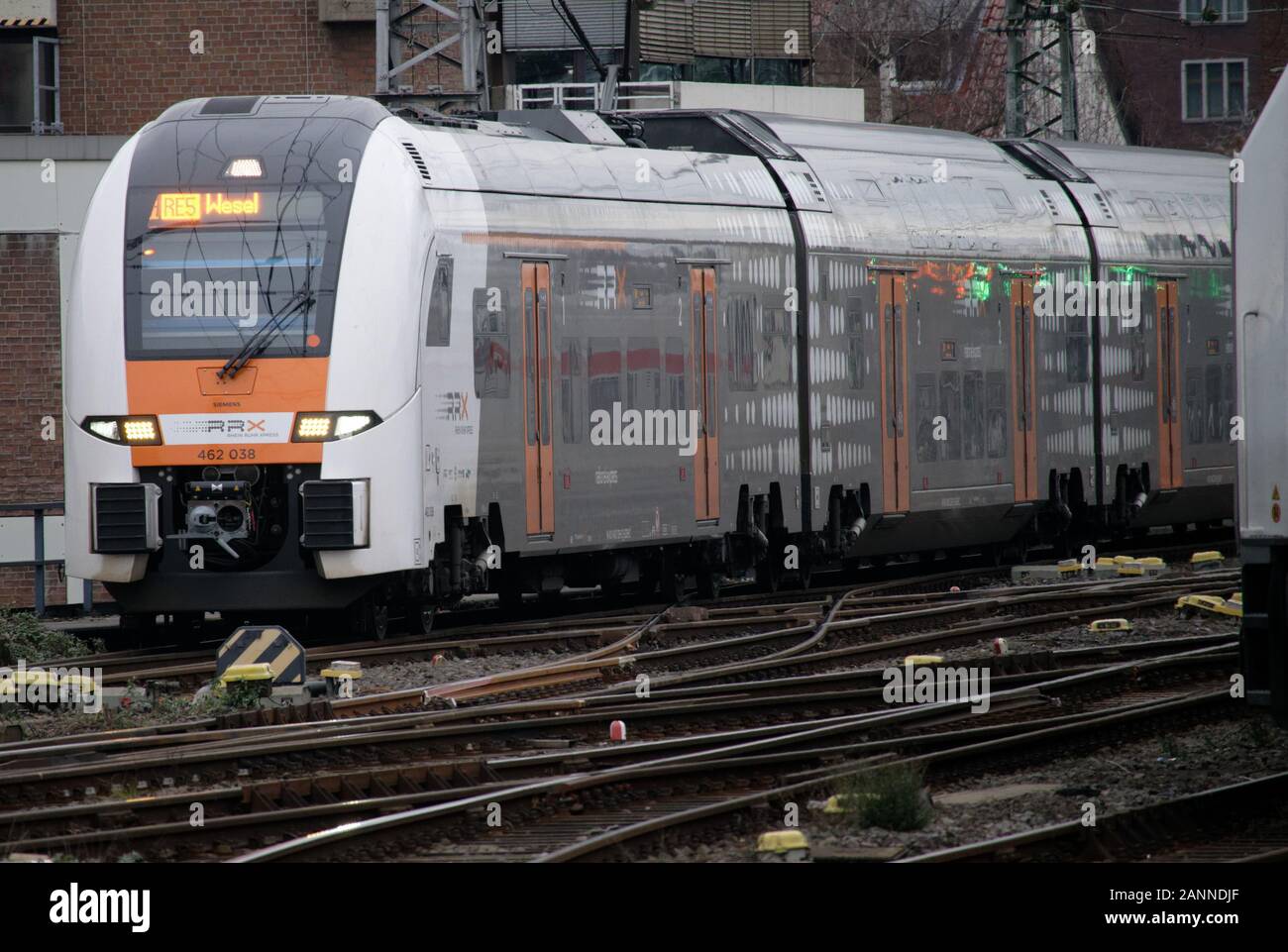 Colonia, Germania. Xvii gen, 2020. Un RRX treno della società ferroviaria National Express entra nella stazione principale. Credito: Henning Kaiser/dpa/Alamy Live News Foto Stock