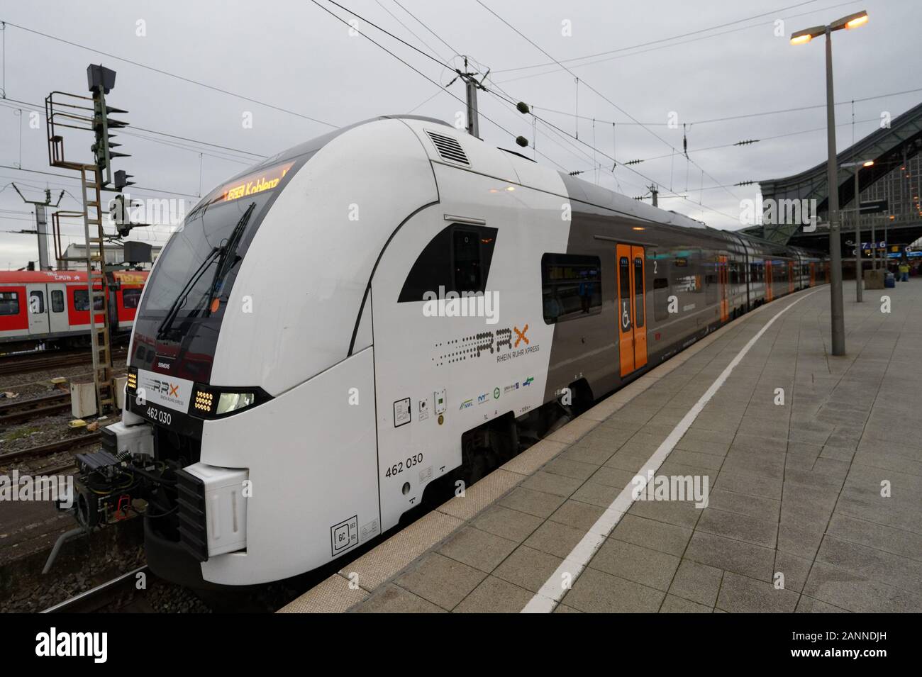 Colonia, Germania. Xvii gen, 2020. Un RRX treno della società ferroviaria National Express è parcheggiato nella stazione principale. Credito: Henning Kaiser/dpa/Alamy Live News Foto Stock