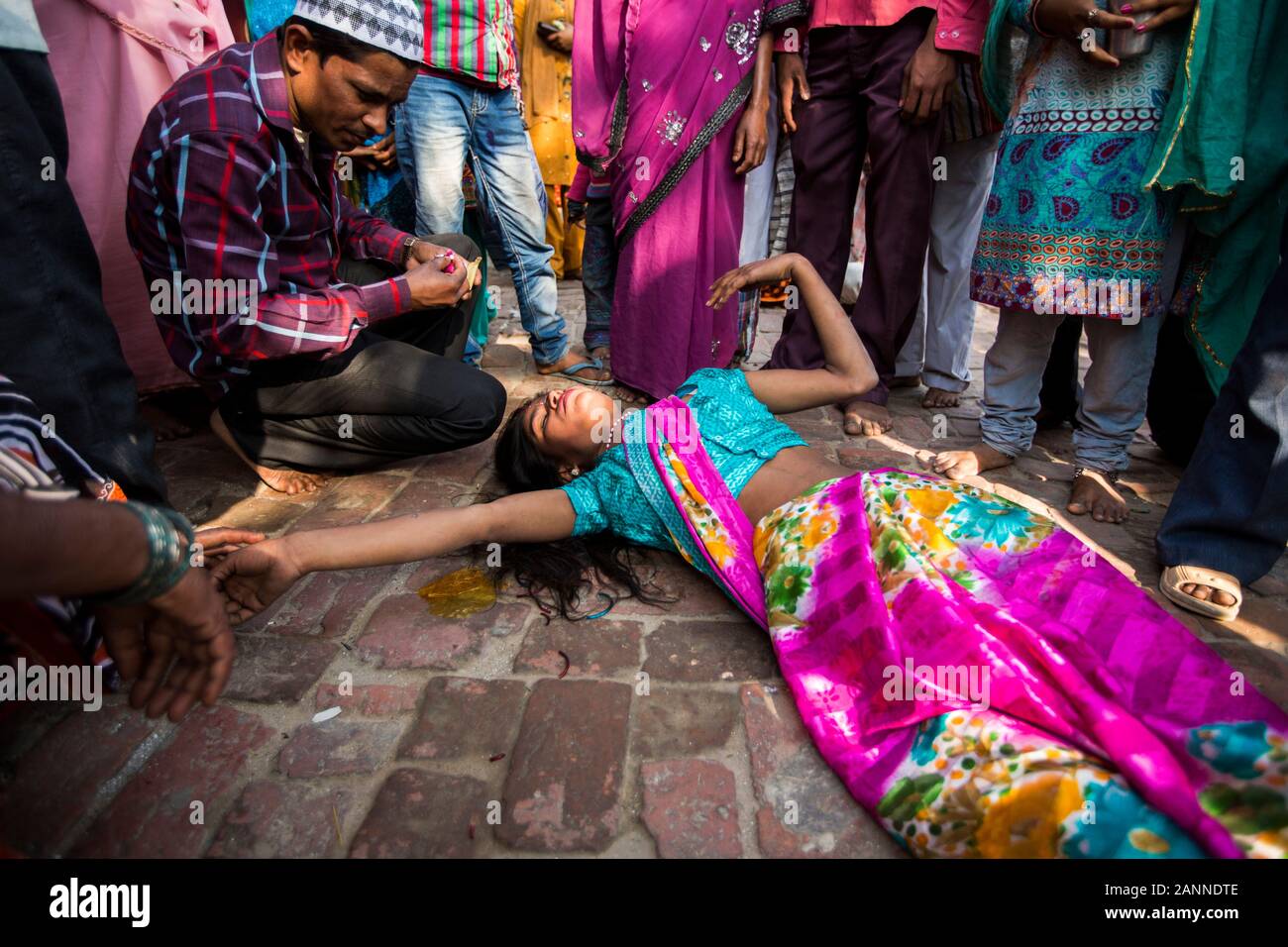 Ossessa a Bahadur Shahid santuario Sufi. Varanasi, India Foto Stock