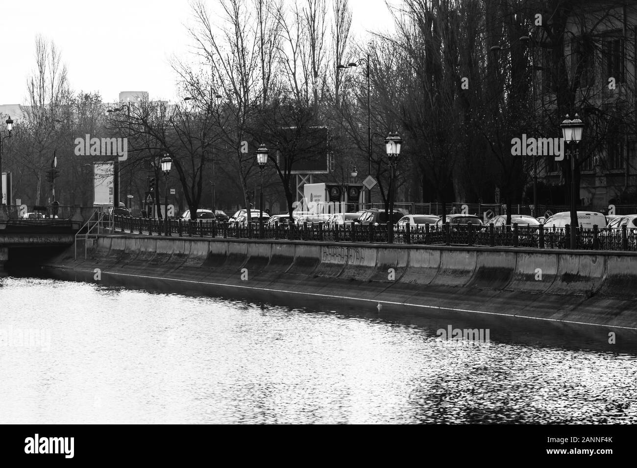 La mattina e la sera Rush Hour, ha smesso di automobili e il traffico pesante sul viale principale di Bucarest, Romania, 2020 Foto Stock