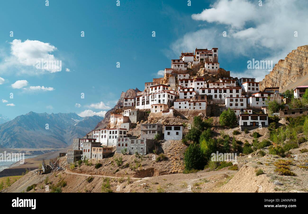 Vista della chiave antico monastero affiancato da alta Himalaya e il fiume Spiti e valle su un giorno d'estate nei pressi di Kaza, Himachal Pradesh, India. Foto Stock