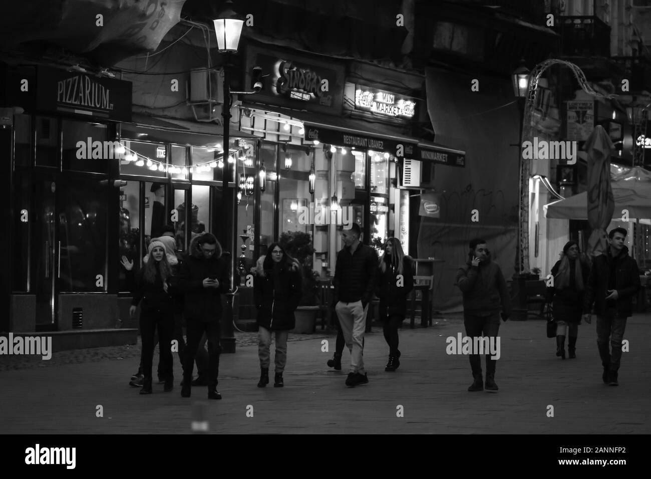 La gente di notte per le strade della città vecchia di Bucarest, Romania, 2020 Foto Stock