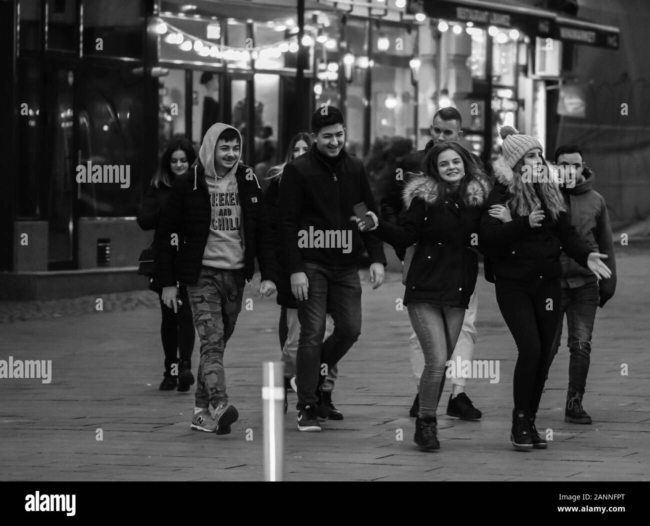La gente di notte per le strade della città vecchia di Bucarest, Romania, 2020 Foto Stock