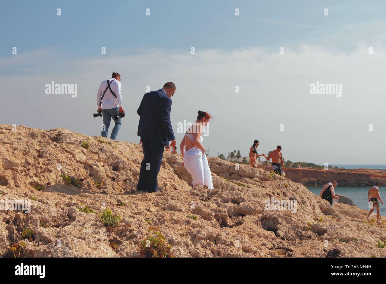 Agia Napa, Cipro - Ott 26, 2019: sposi seguire nella sessione di foto su "L'amore" a ponte Foto Stock