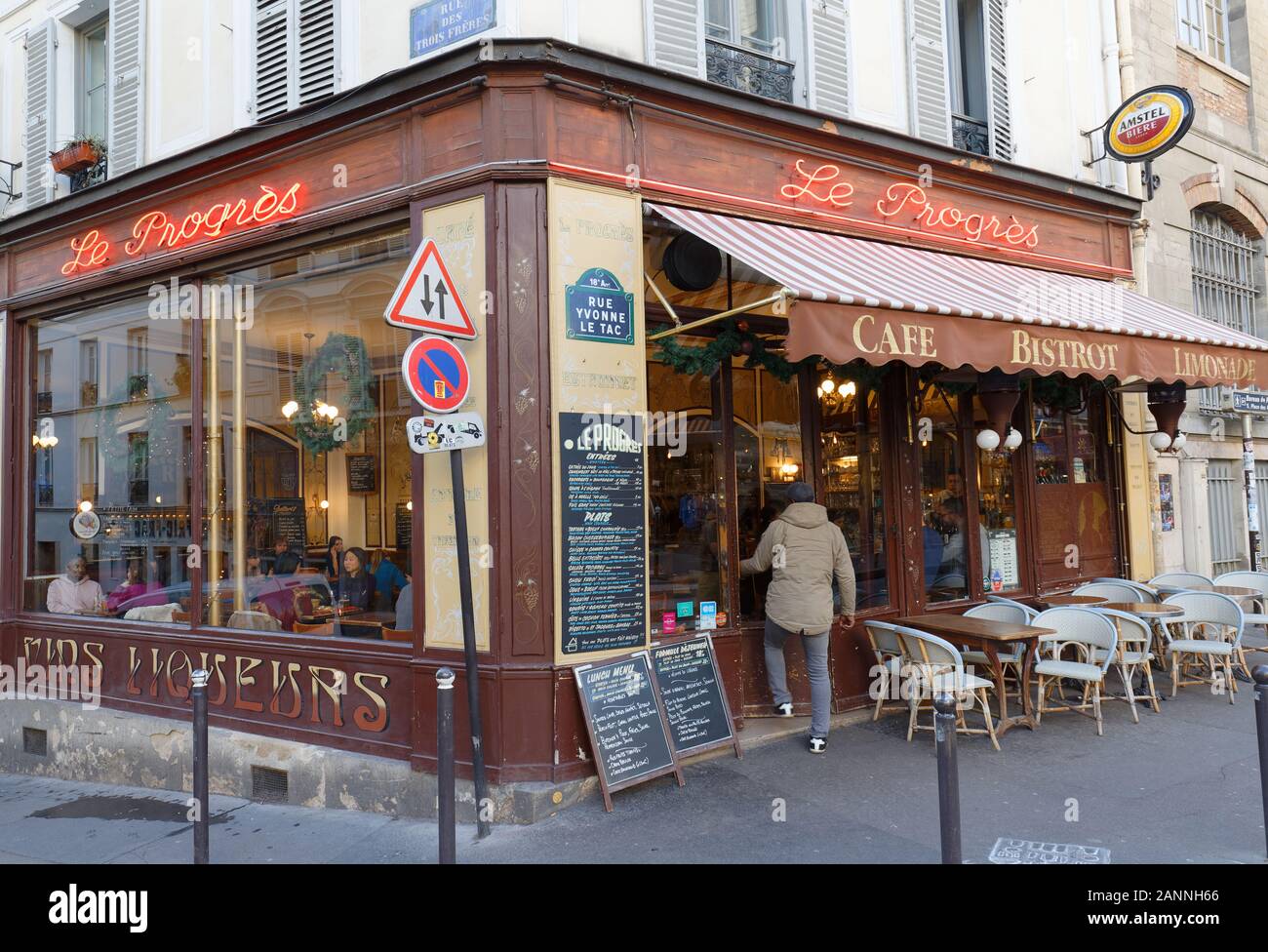 Il famoso Cafe Le Progres . Si trova nel quartiere di Montmartre , Parigi, Francia. Foto Stock