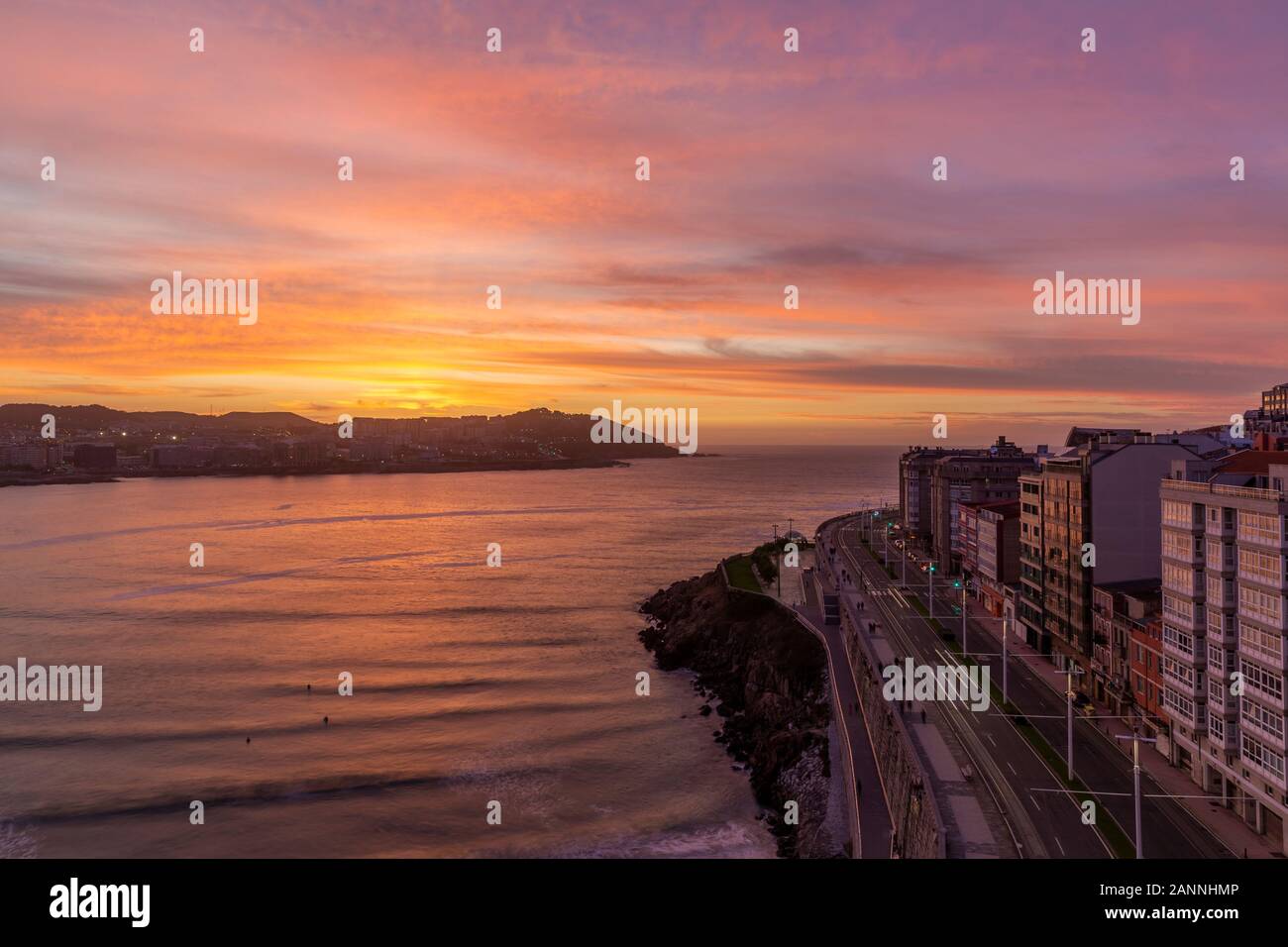 Vista serale di A Coruna città costiera della Galizia Foto Stock