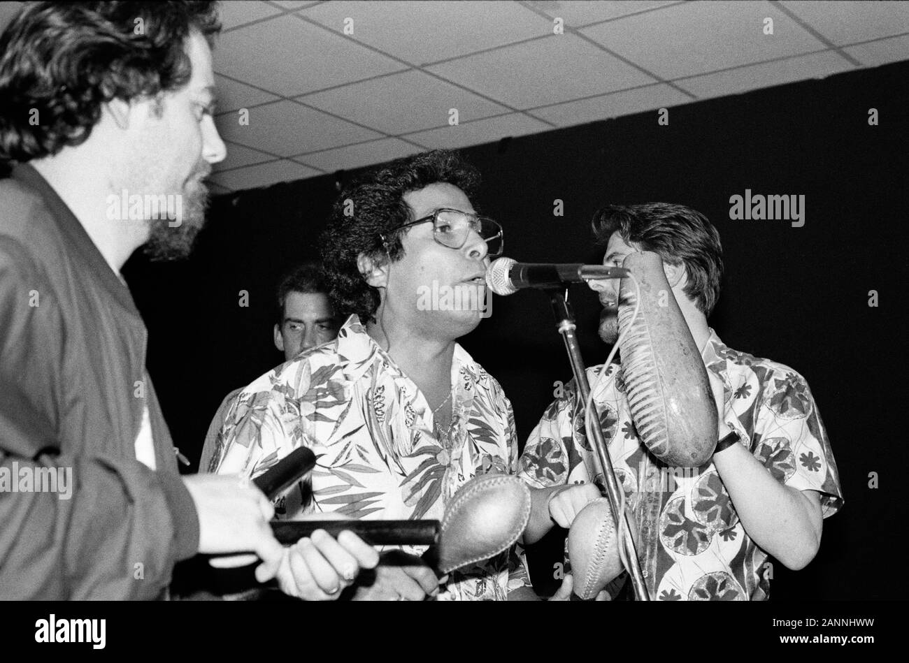 Luisito Avendaño (cantante) con Lubi Jovanovic (sinistra) e DJ Chico Malo (a destra), Orquesta La Clave. Royal Standard, Bradford GB 1989 Foto Stock Luisito Avendaño (cantante) con Lubi Jovanovic (sinistra) e DJ Chico Malo (a destra), Orquesta La Clave. Royal Standard, Bradford GB 1989 Foto Stock
